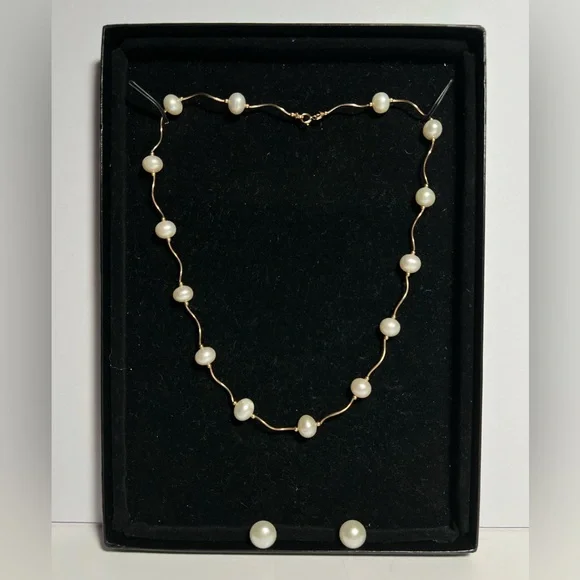 Elegant 14 K Gold and Pearl Necklace and Earring Set - Picture 1 of 6